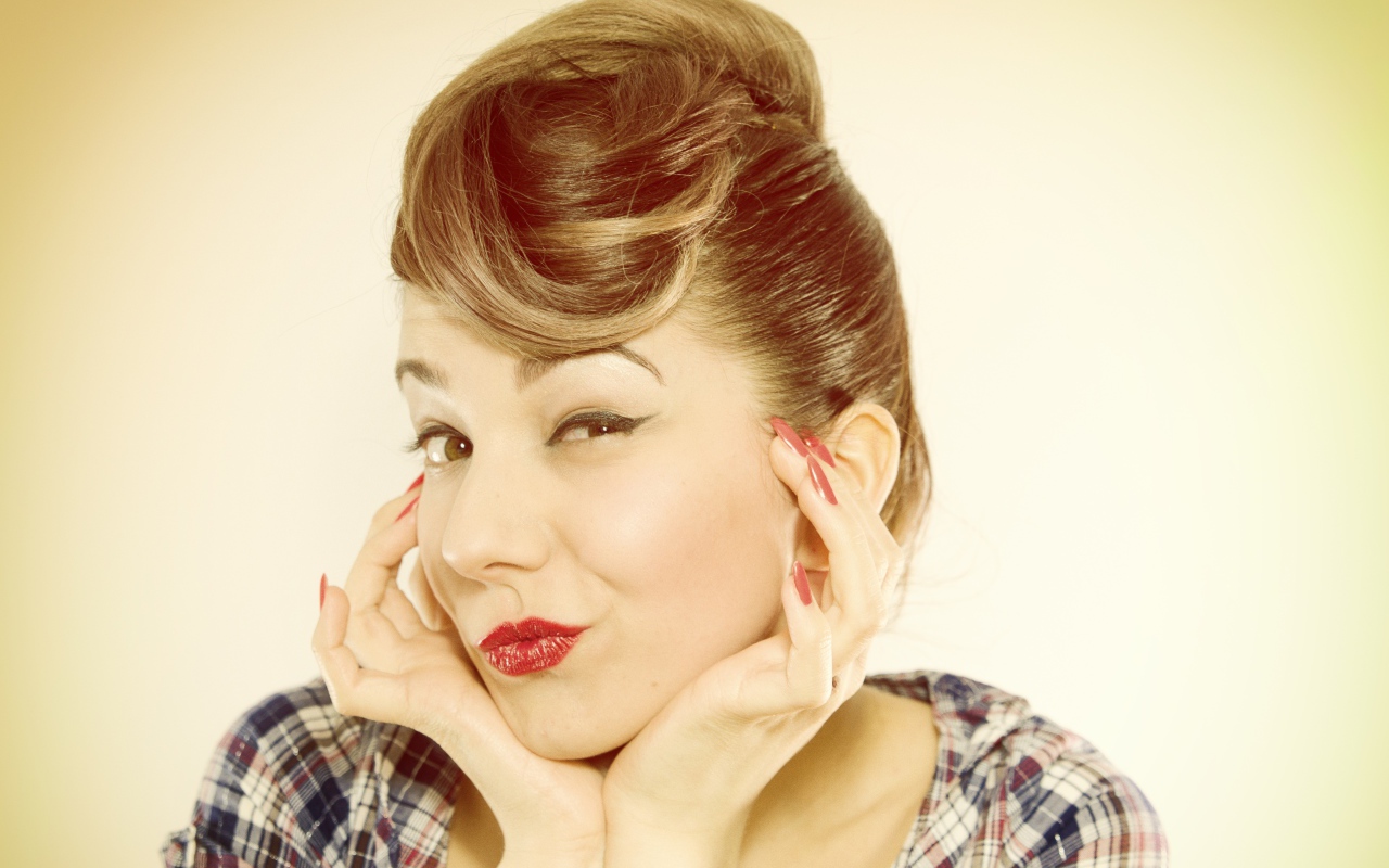 Яркая девушка с прической в стиле ретро 