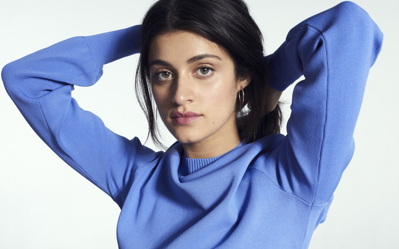 Британская актриса Аня Чалотра в голубом свитере