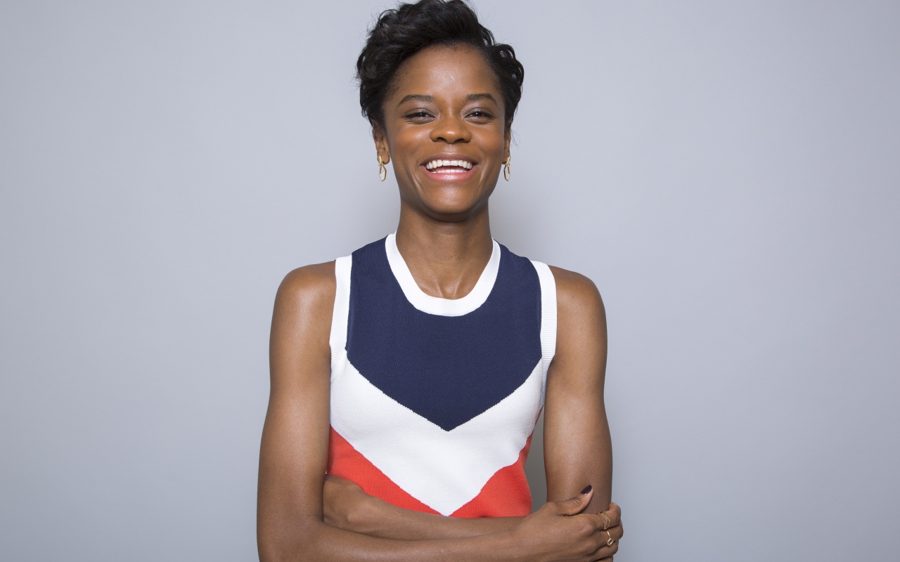 Британская актриса Летиша Райт на сером фоне