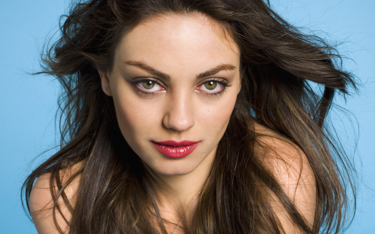 Кареглазая американская актриса Мила Кунис лицо крупным планом