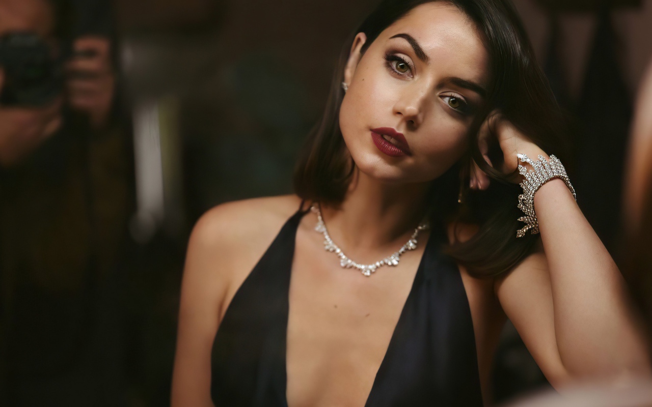 Кареглазая актриса Ана Де Армас в черном платье