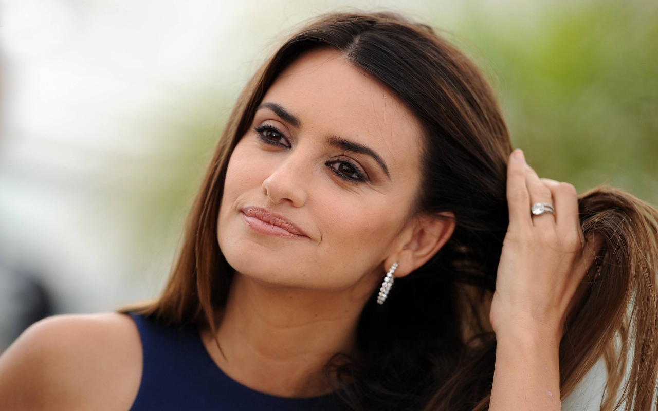 Кареглазая актриса Пенелопа Крус трогает волосы 