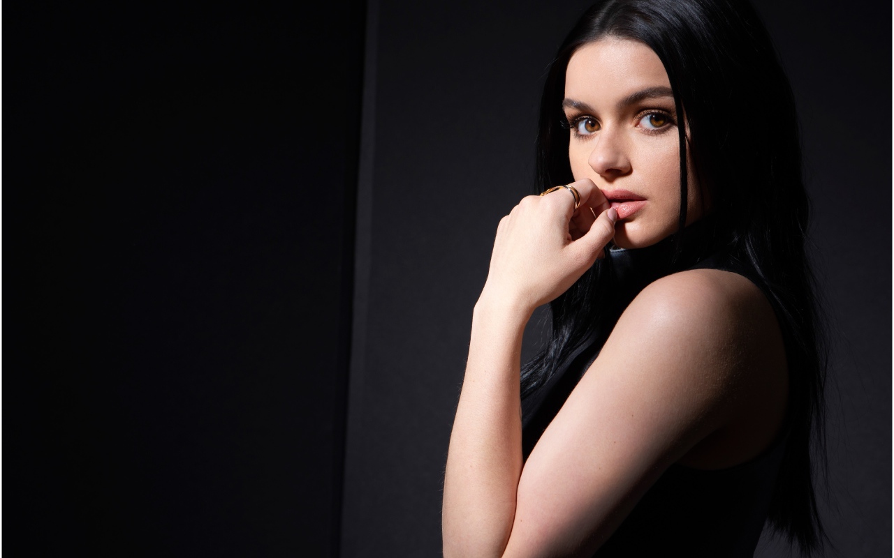 Кареглазая брюнетка, актриса Ариэль Уинтер