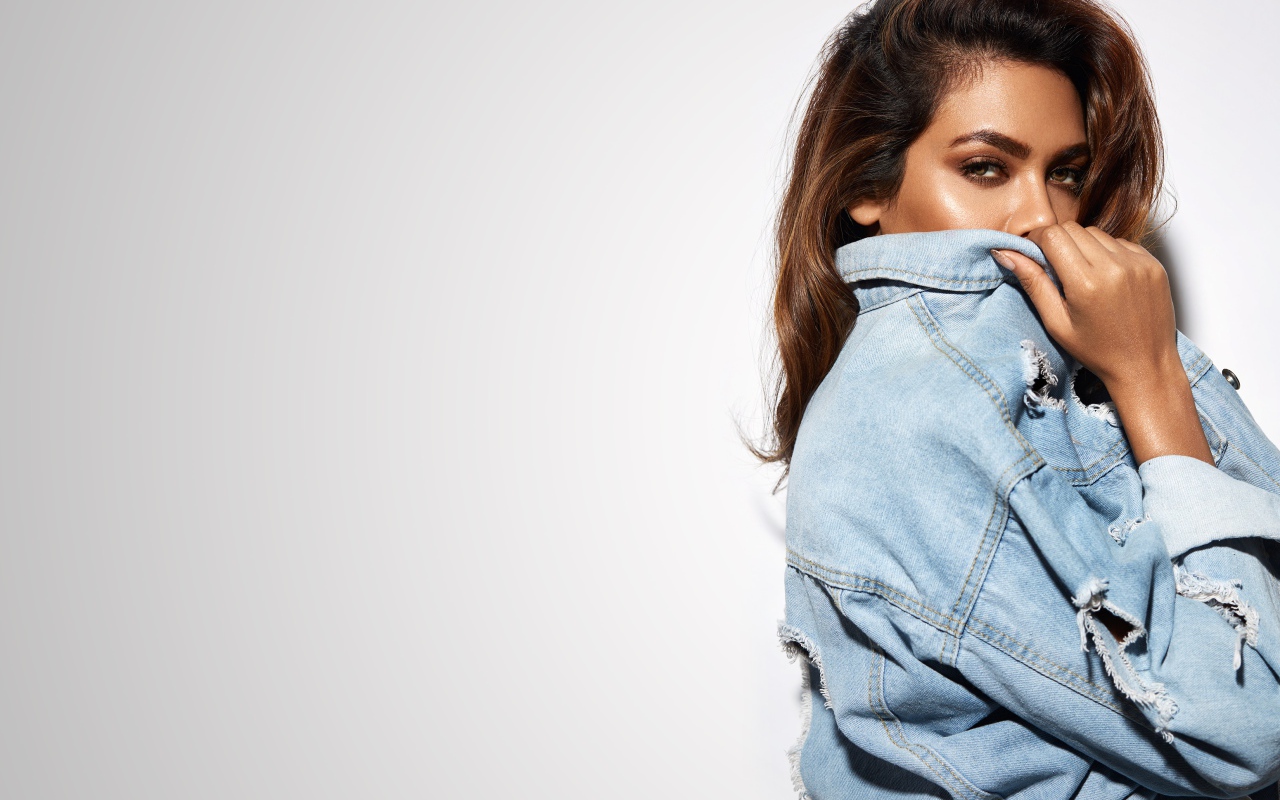 Индийская актриса Эша Гупта в джинсовой куртке