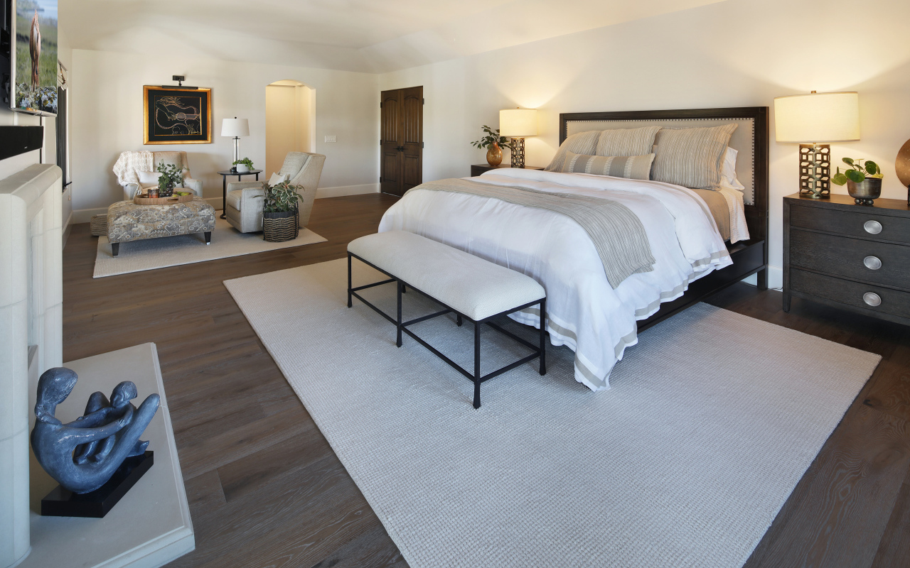 Большая светлая спальня с кроватью и мебелью