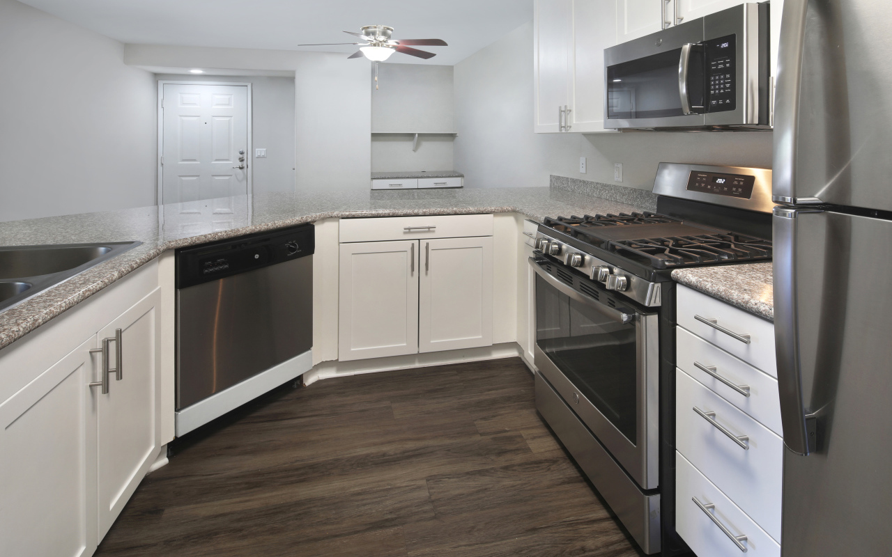 Большая кухня в серых тонах с большой плитой