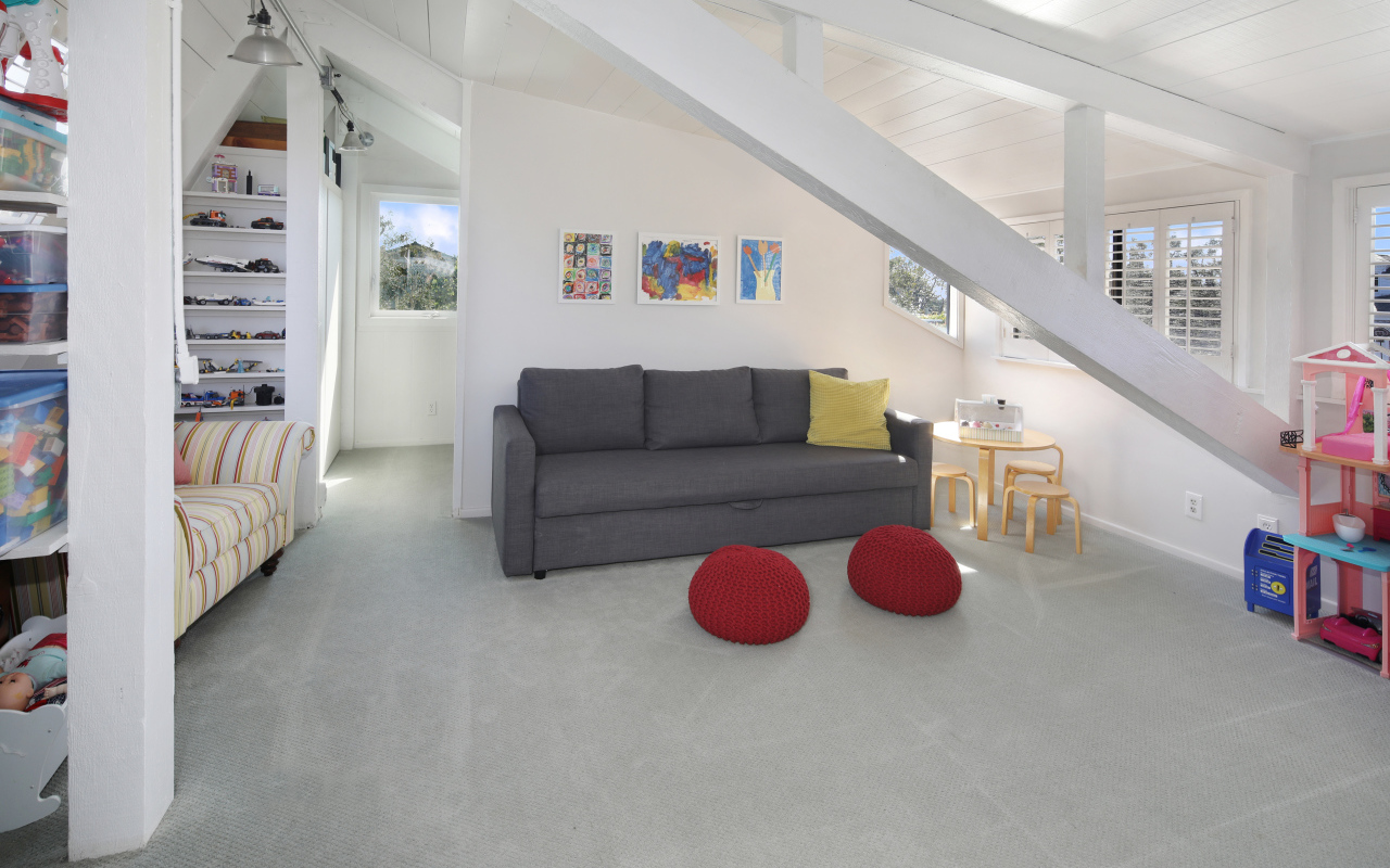 Большой серый диван в белой гостиной комнате