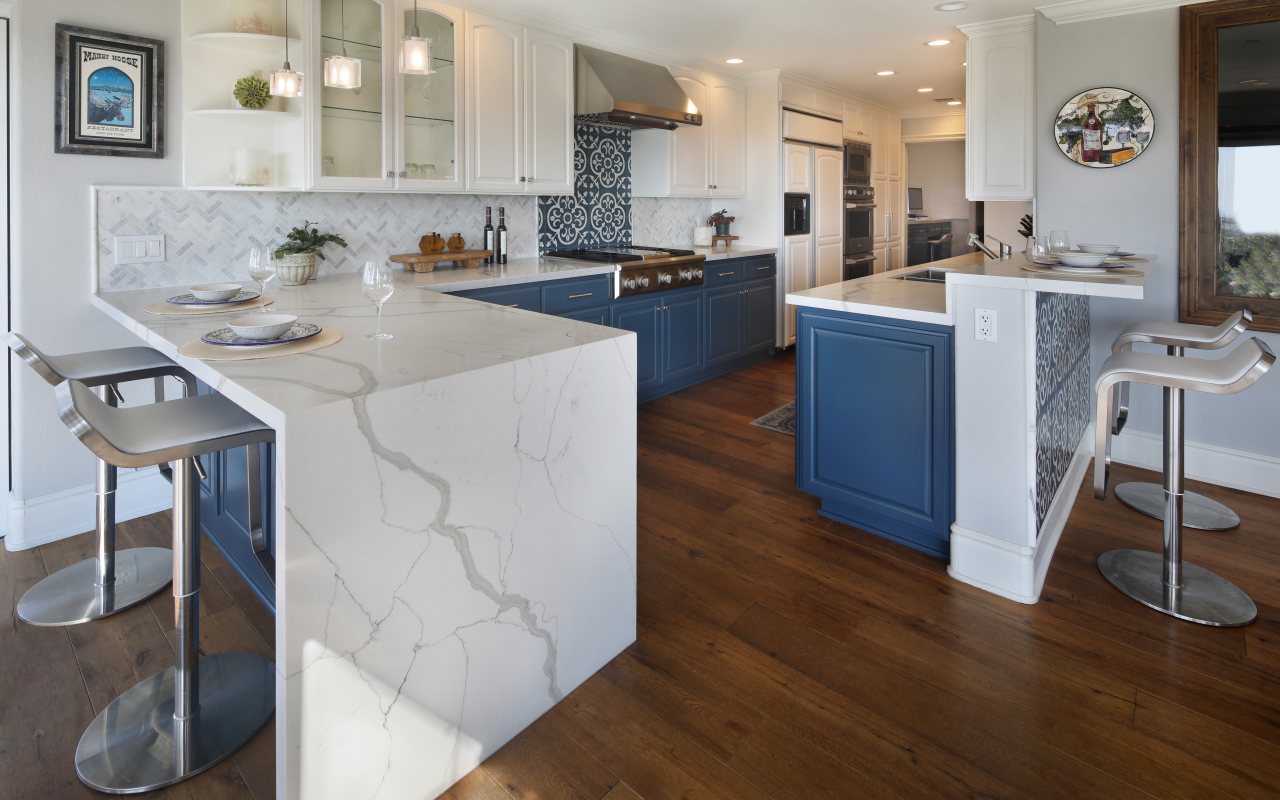 Большая стильная кухня с паркетным полом