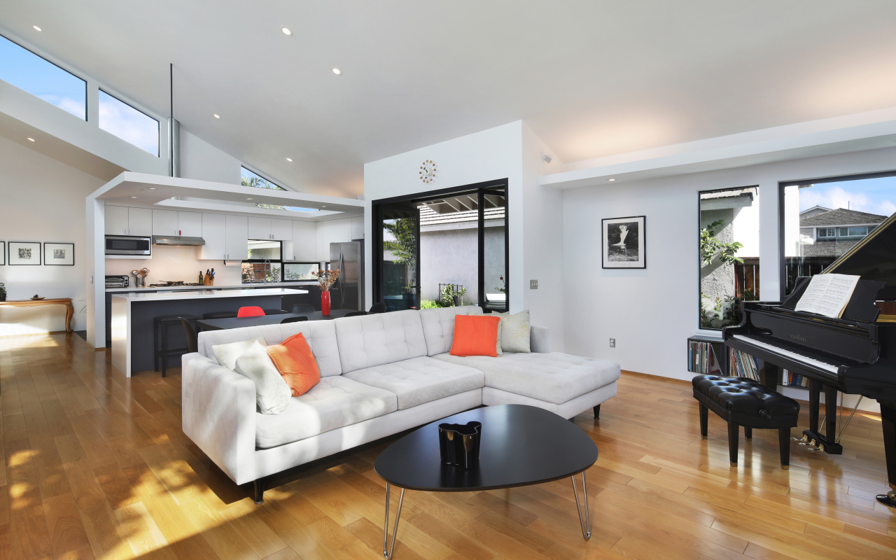 Большой белый диван в гостиной комнате с роялем