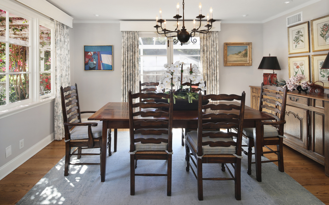 Большой деревянный стол в комнате с большими окнами