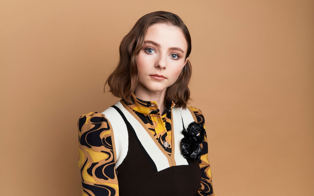 Новозеландская актриса Томасин Маккензи на коричневом фоне