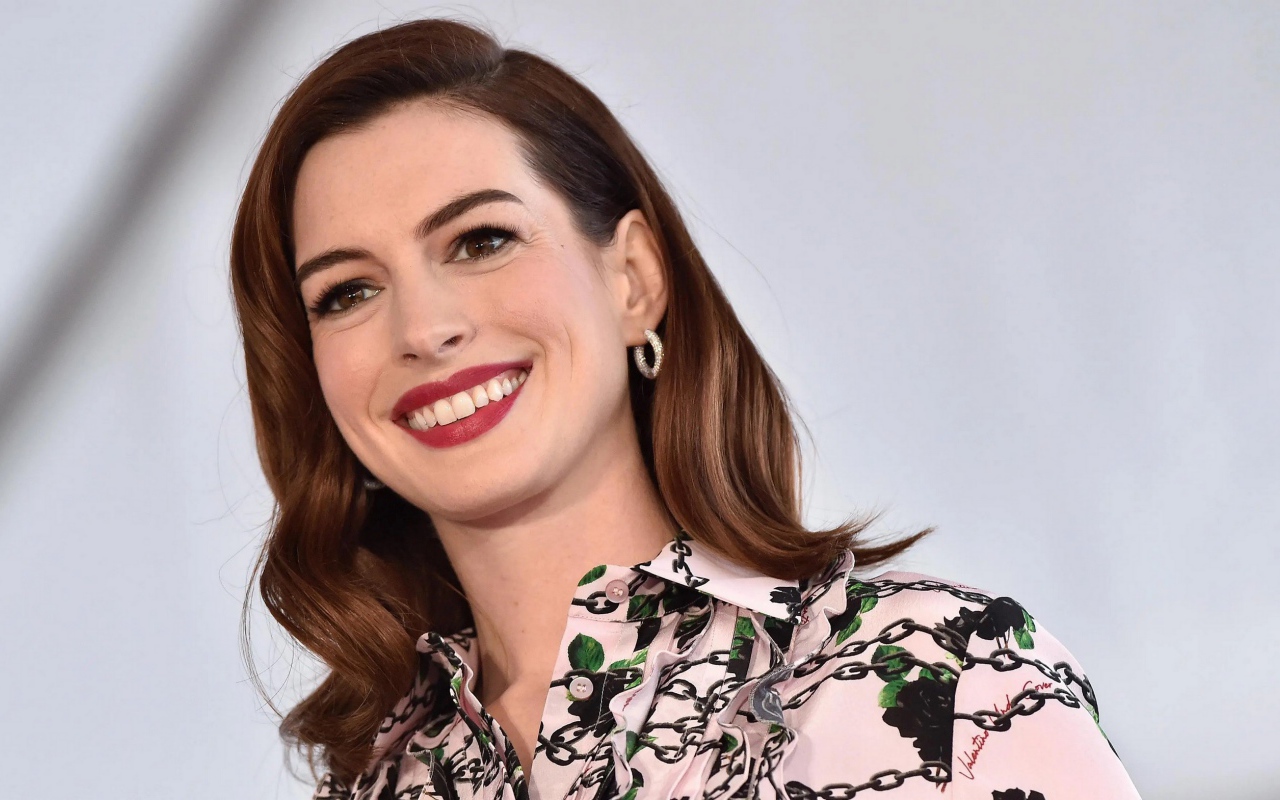 Улыбающаяся актриса Энн Хэтэуэй 