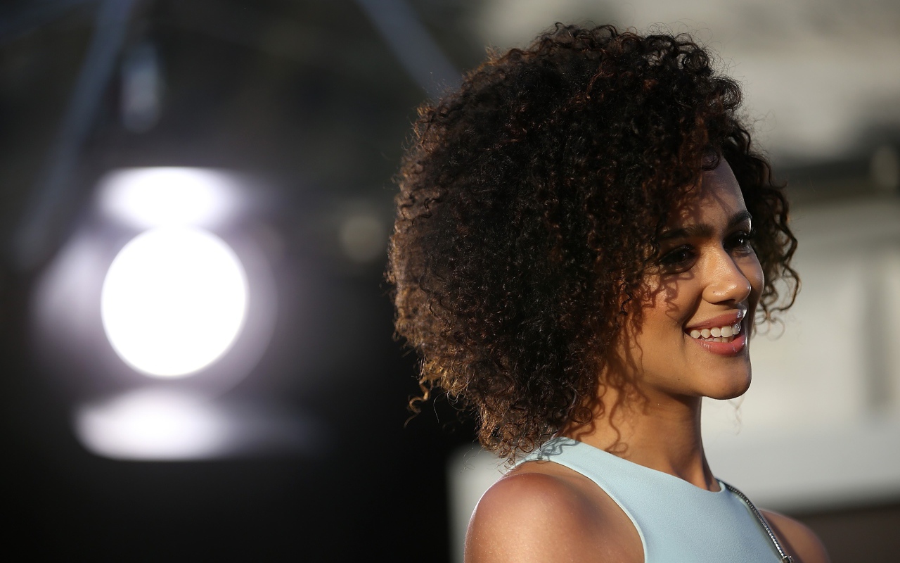 Улыбающаяся девушка, актриса  Натали Эммануэль