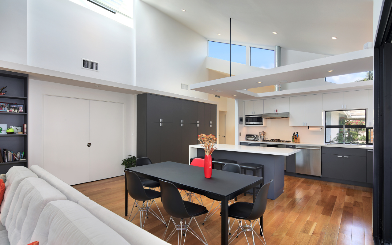 Просторная кухня в серо-белых тонах 