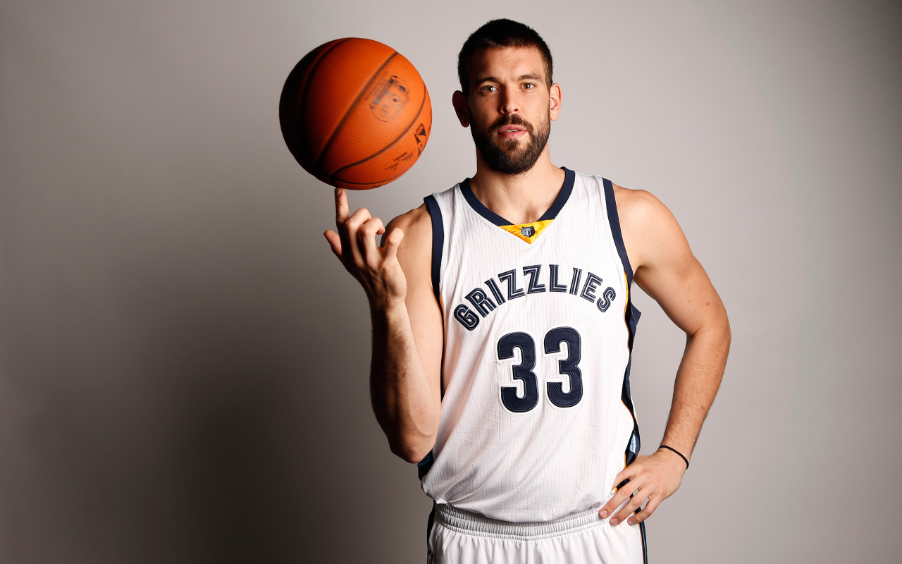 Испанский баскетболист Марк Газоль с мячом на сером фоне