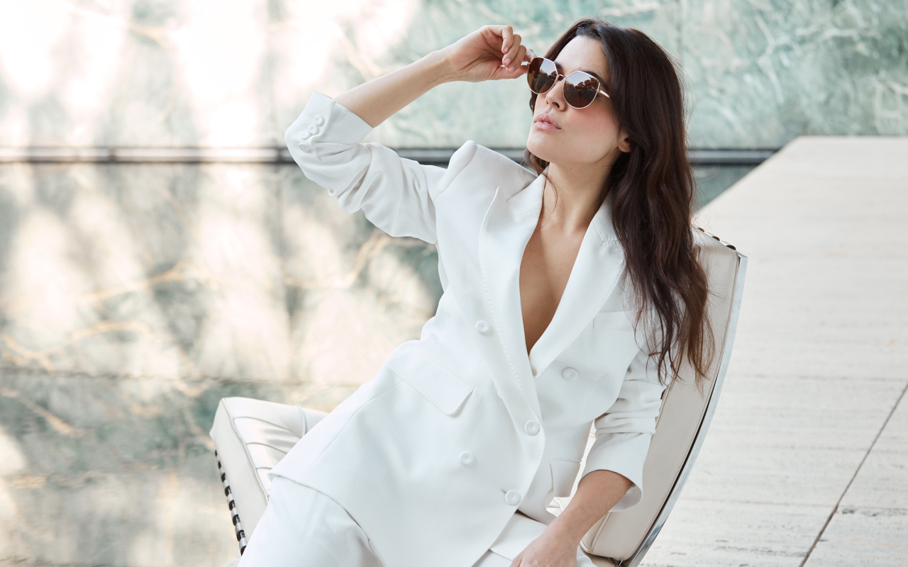 Испанская киноактриса Адриана Угарте в белом костюме