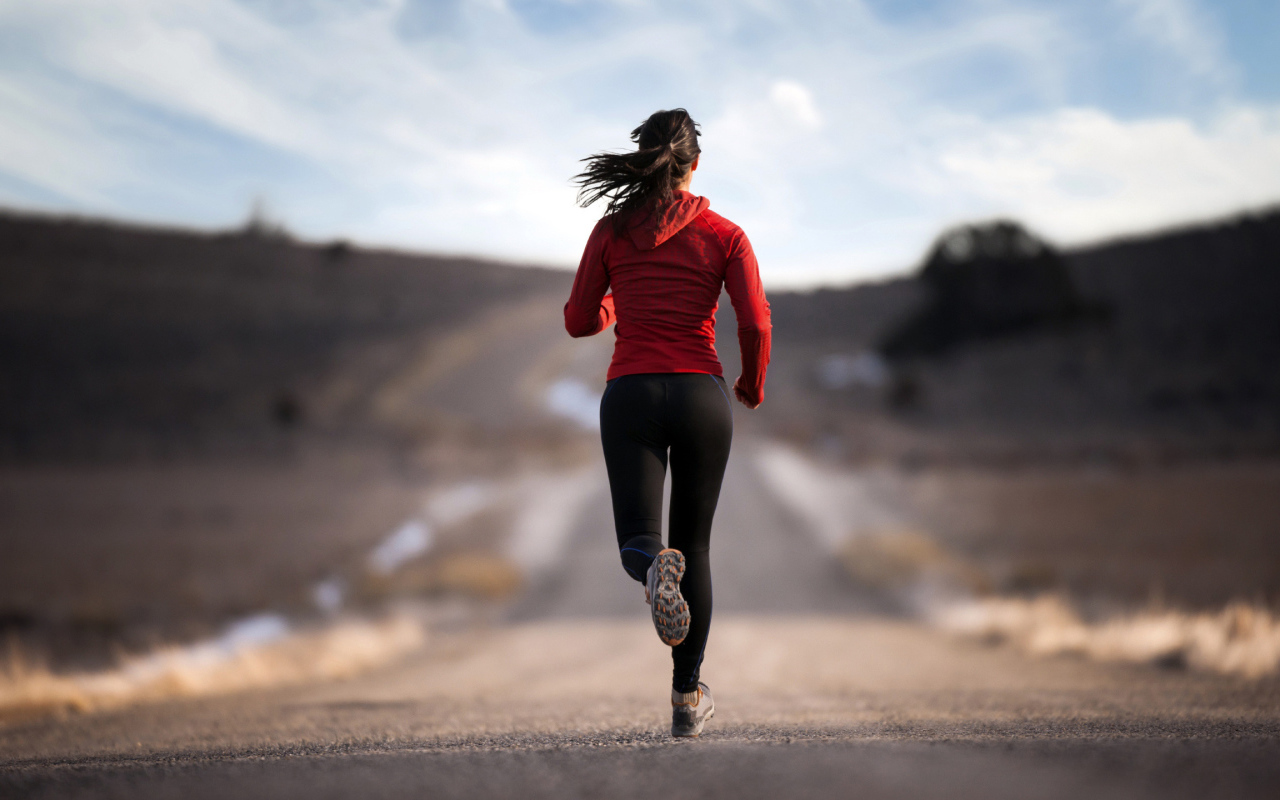 Спортивная девушка занимается бегом