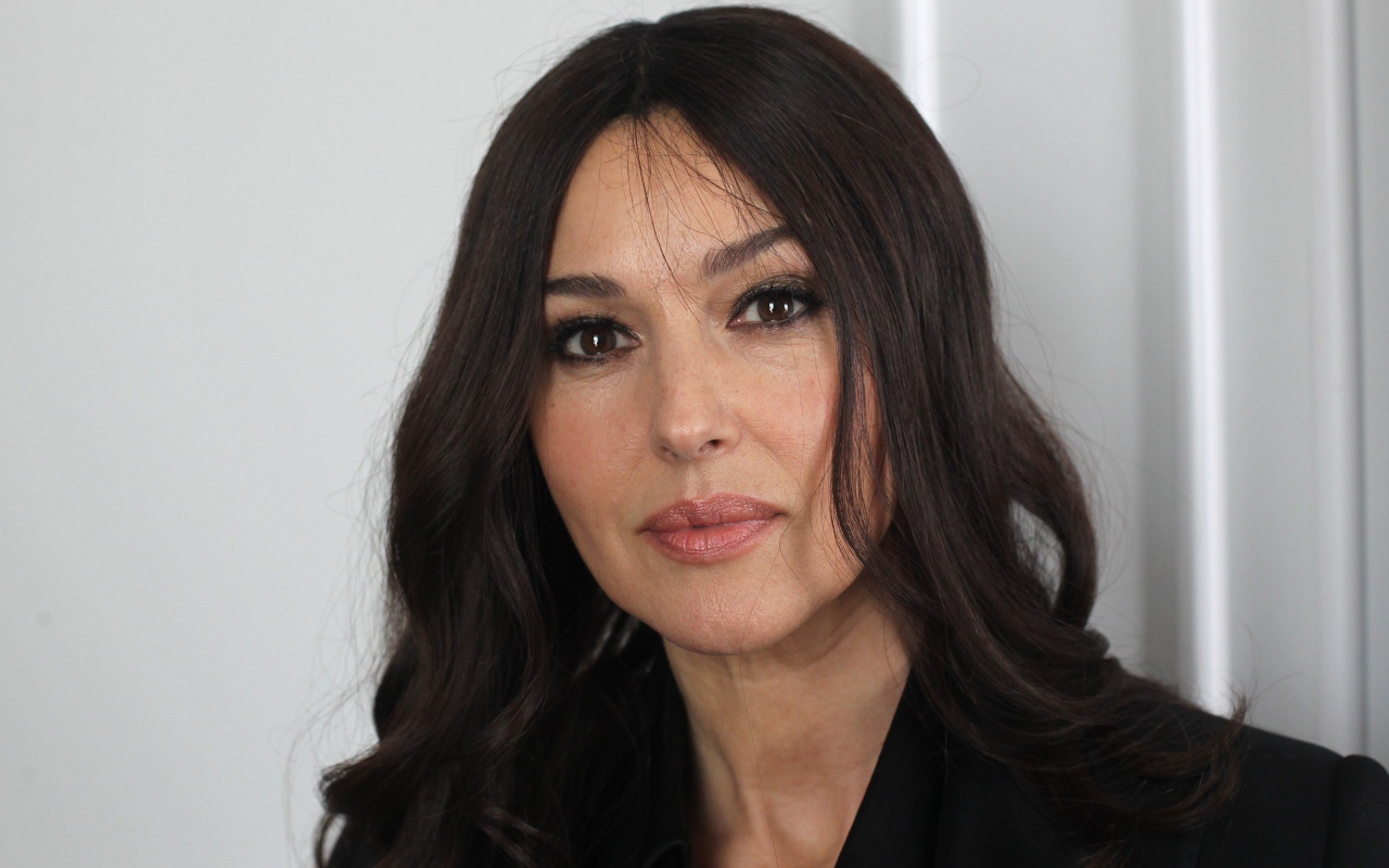 Стильная актриса Моника Беллуччи в черном костюме