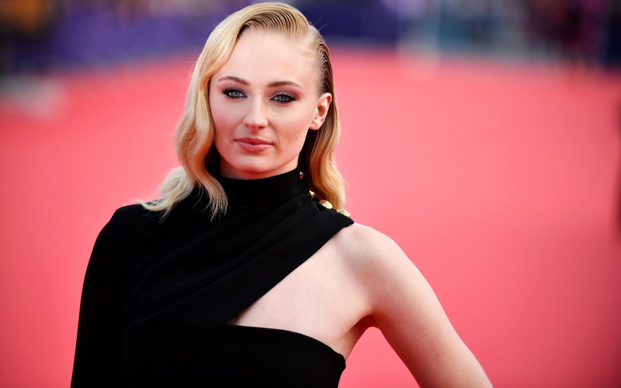 Стильная актриса Софи Тёрнер в черном наряде