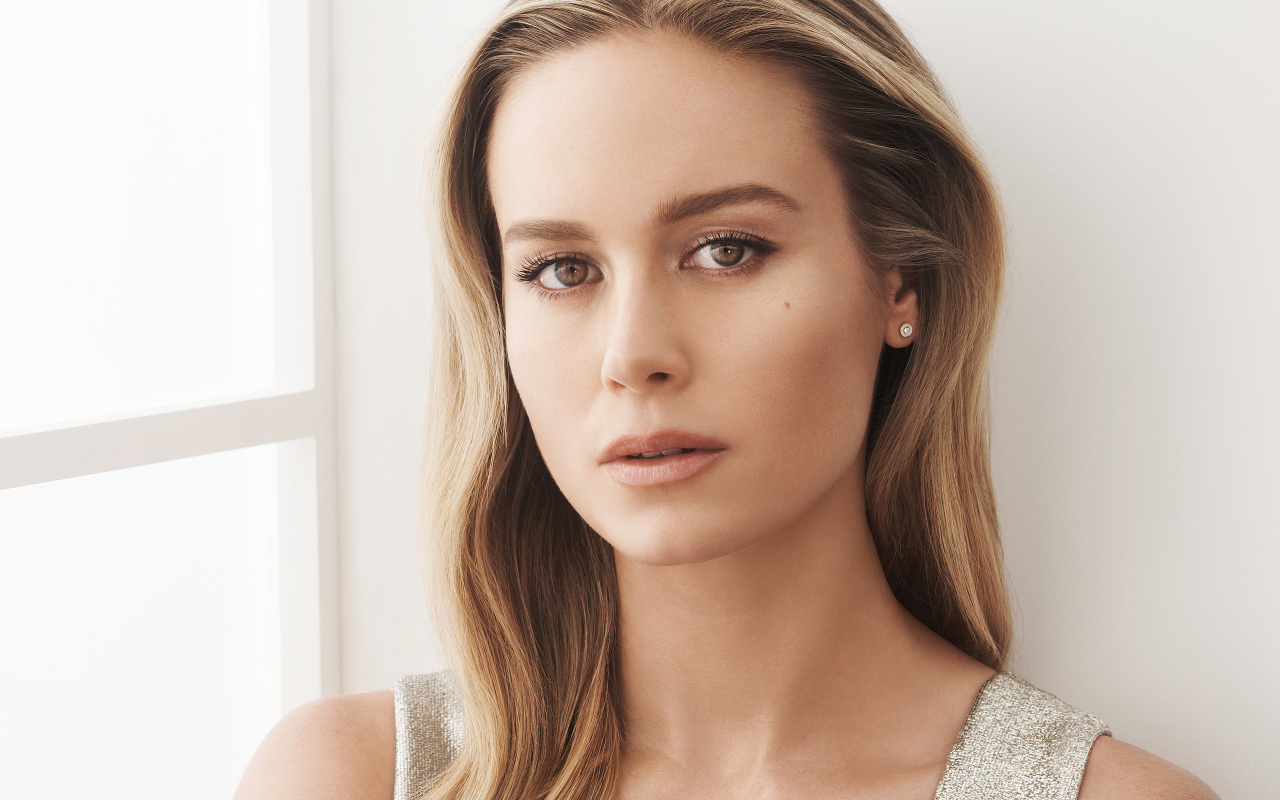 Милая Бри Ларсон стоит у окна