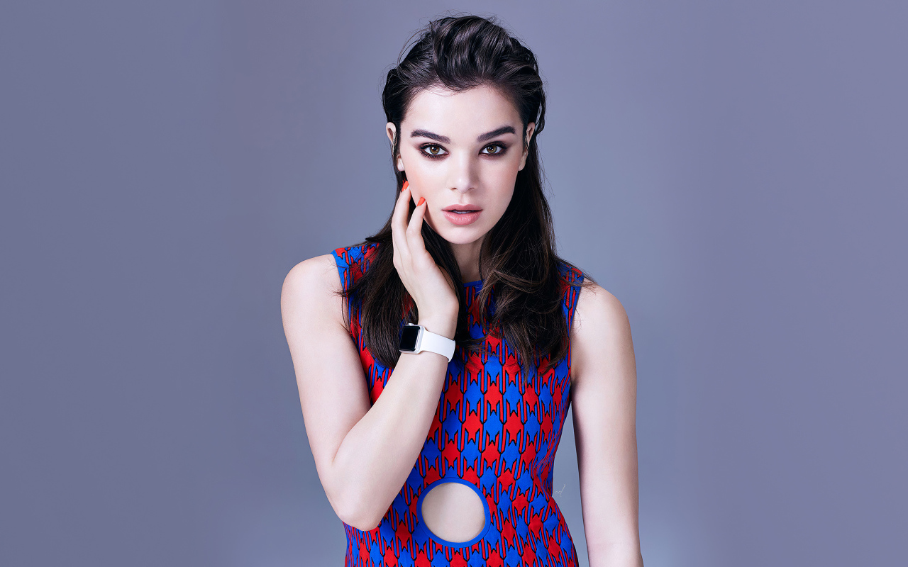 Нежная девушка, актриса Хейли Стейнфилд на фоне серой стены