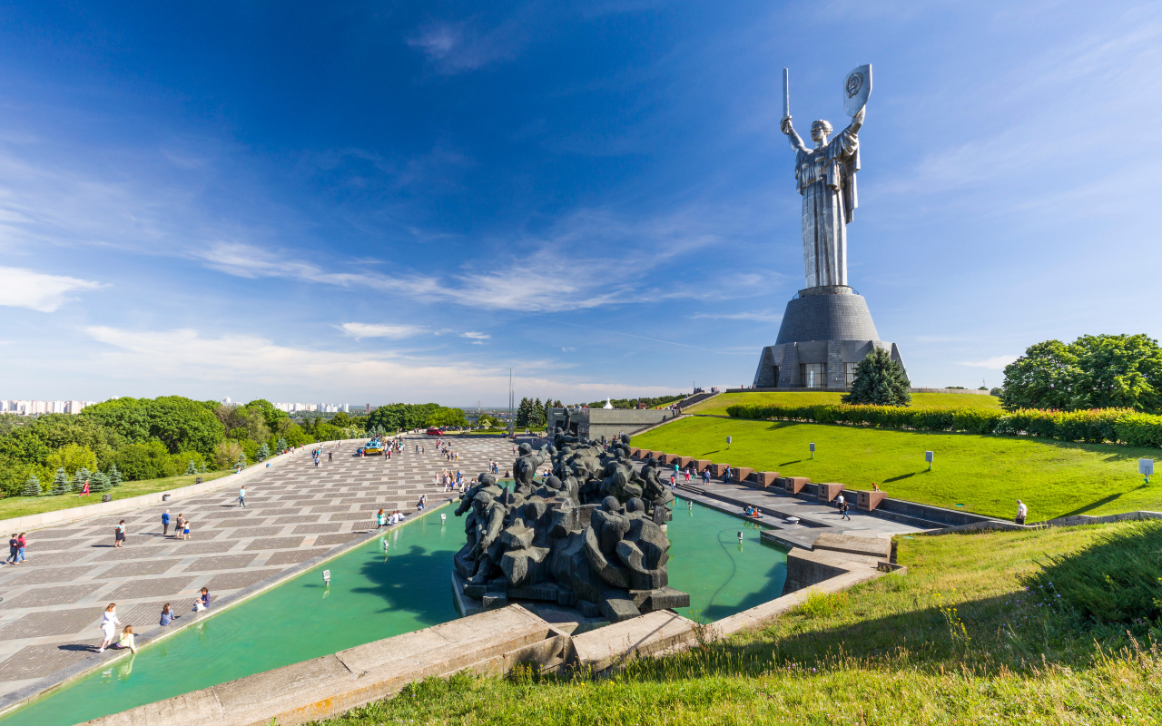 Вид на памятник Родина Мать под голубым небом, Киев, Украина