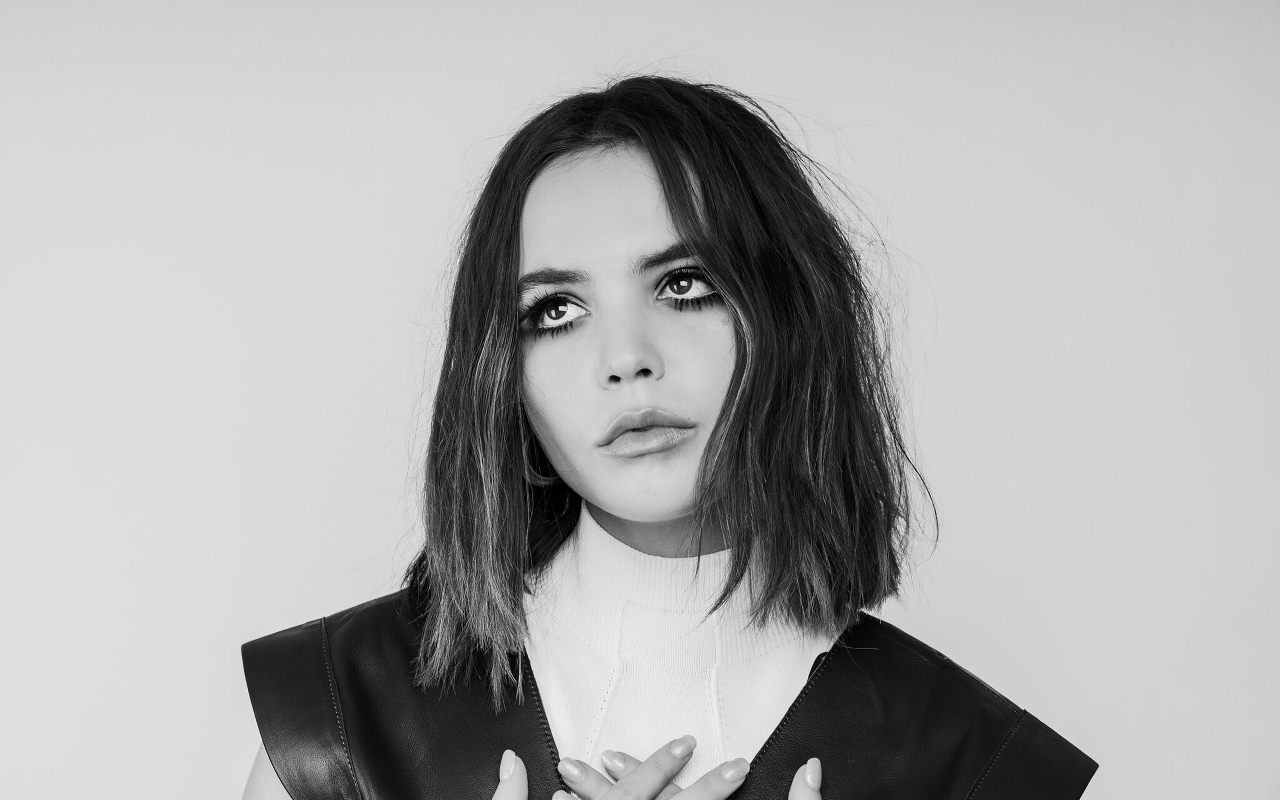 Молодая актриса Бэйли Мэдисон черно - белое фото