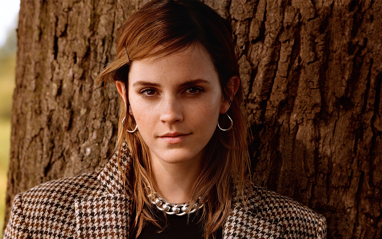 Молодая кареглазая девушка, актриса Эмма Уотсон у дерева