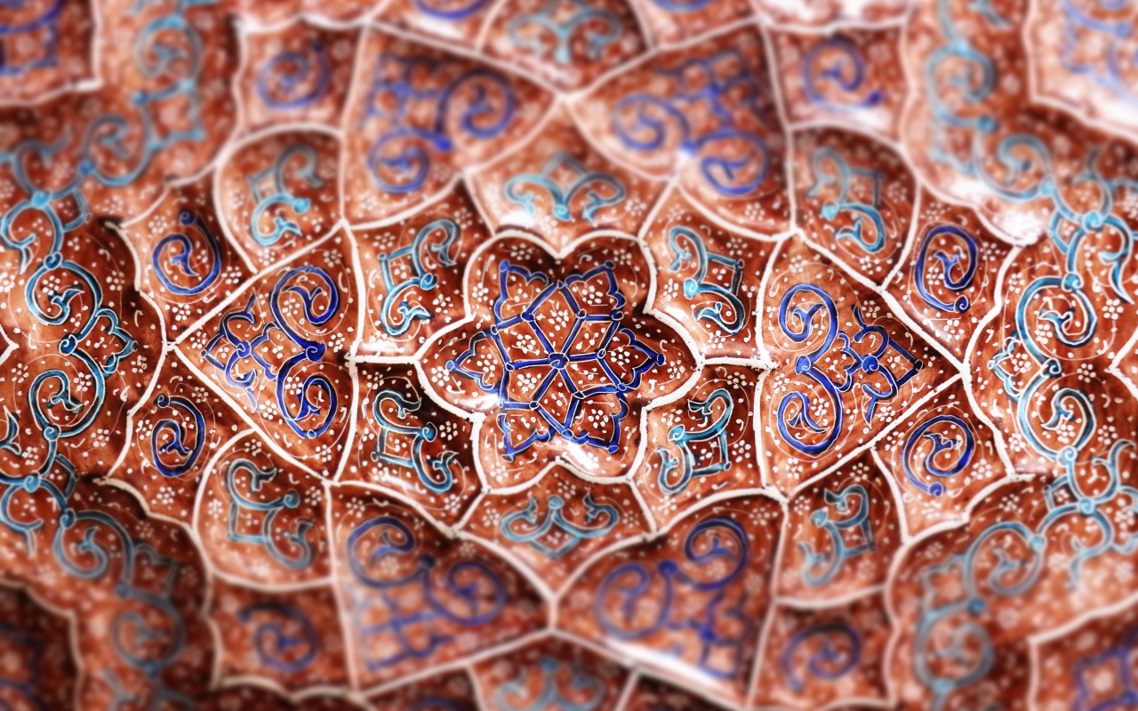 Красивые синие узоры цветов на коричневом фоне 