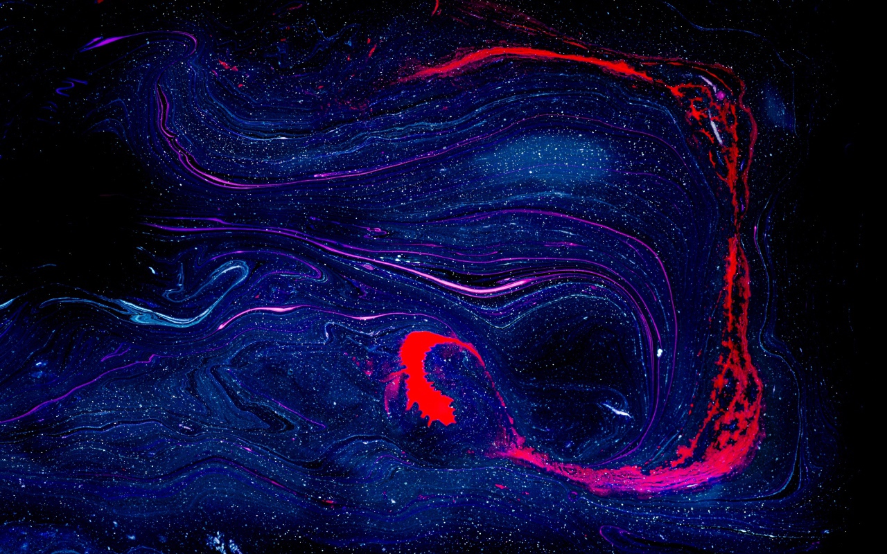 Размытое пятно синей и красной краски на черном фоне
