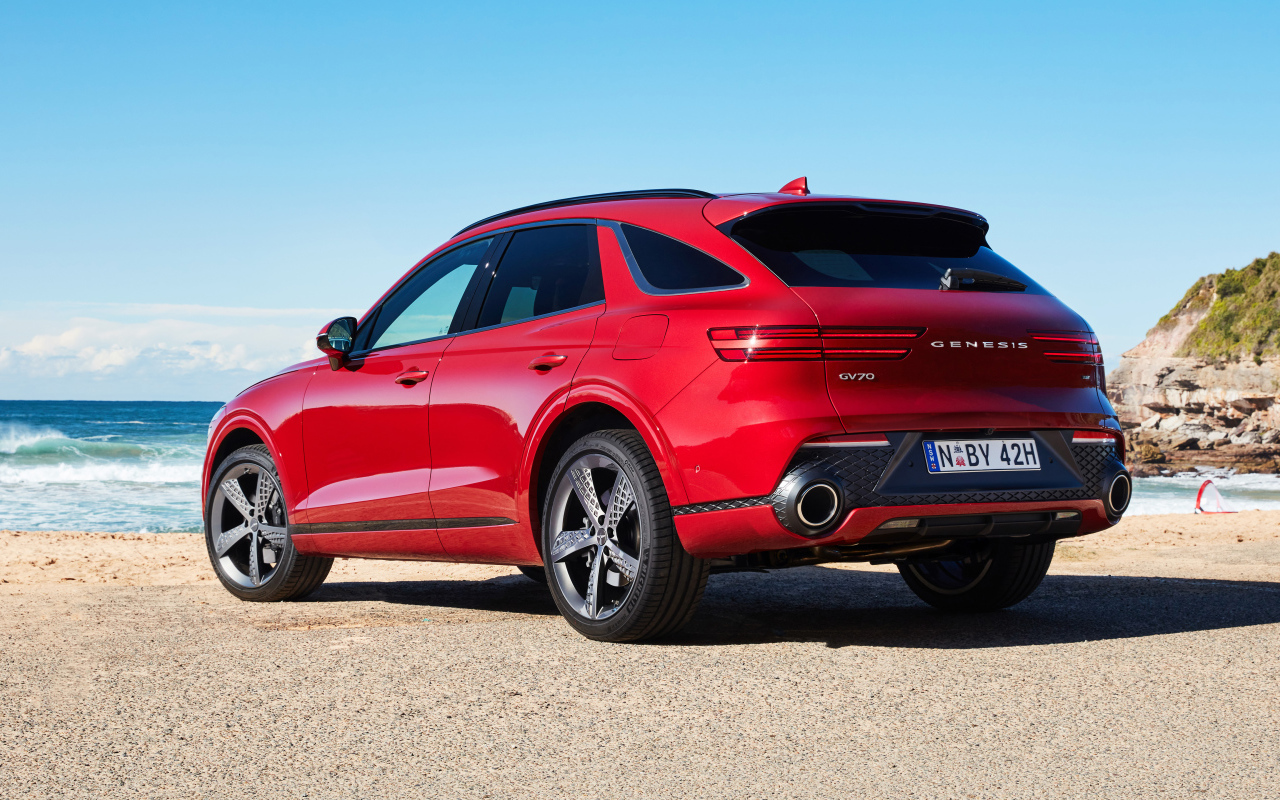 Красный автомобиль Genesis GV70 2.5T AWD 2021 года вид сзади 