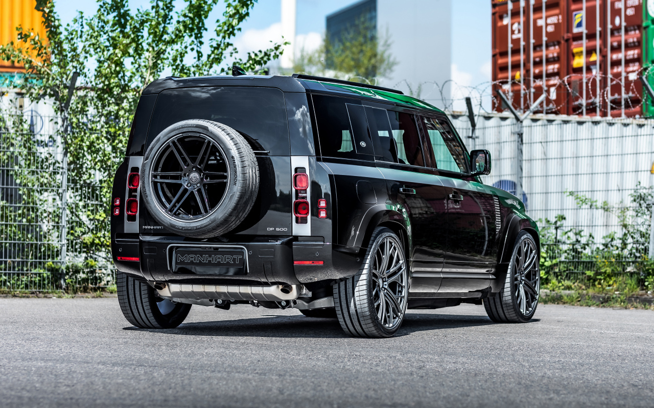 Черный автомобиль Manhart Defender DP500 2021 года вид сзади