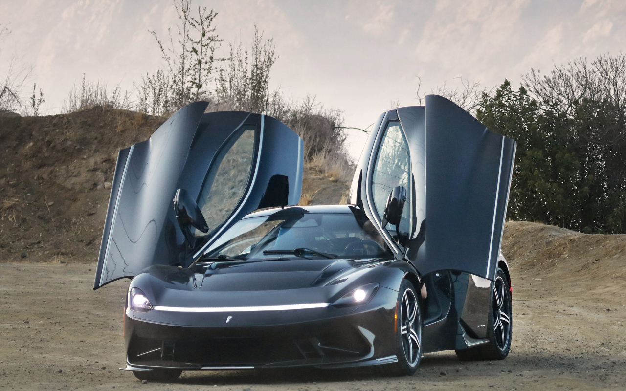 Автомобиль Pininfarina Battista, 2022 года с открытыми дверями
