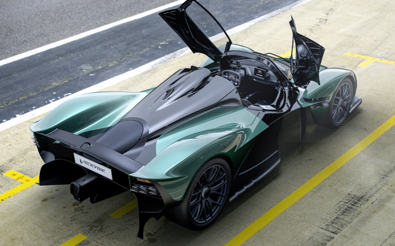 Гоночный автомобиль Aston Martin Valkyrie Spider 2021 года
