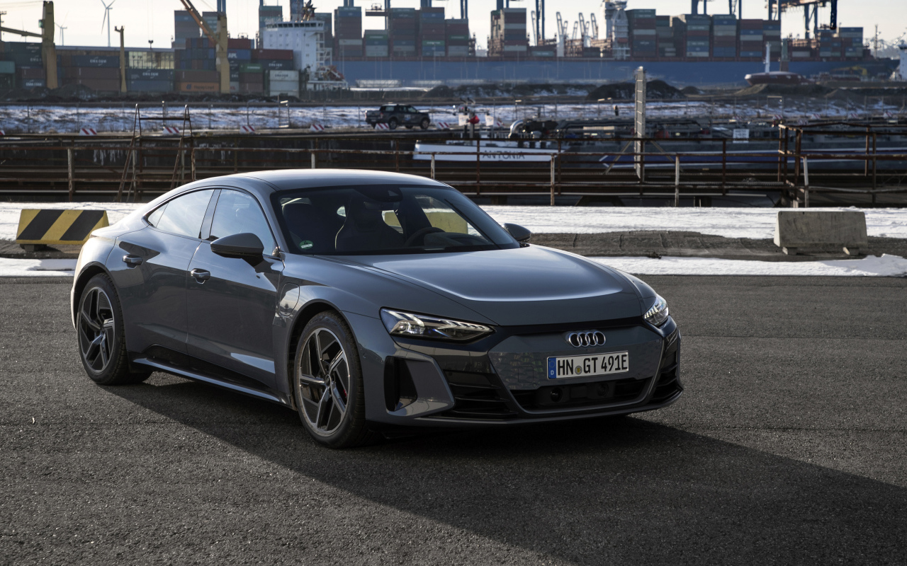 Автомобиль Audi E-Tron GT Quattro 2021 года в порту