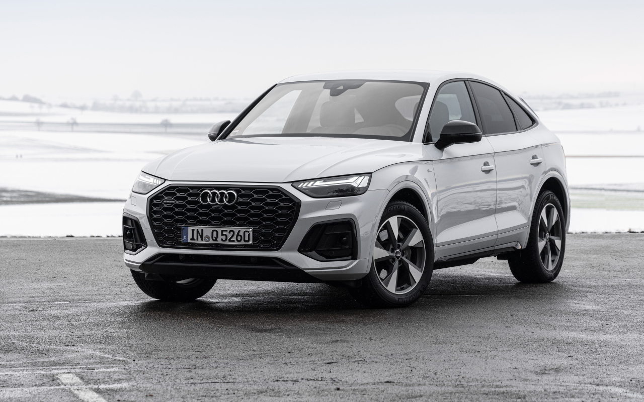 Серебристый автомобиль Audi Q5 Sportback 40 TDI Quattro S Line 2021 года
