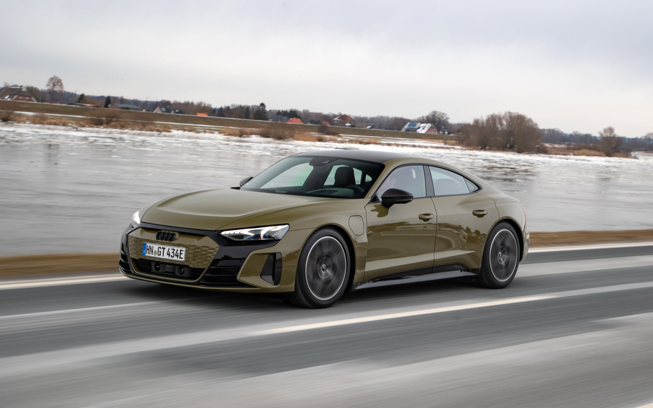 Автомобиль Audi RS E-Tron GT 2021 года на фоне покрытой льдом реки