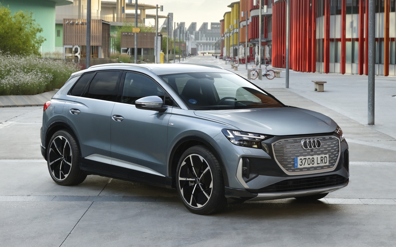 Серый внедорожник Audi Q4 40 E-Tron S Line 2021 года 