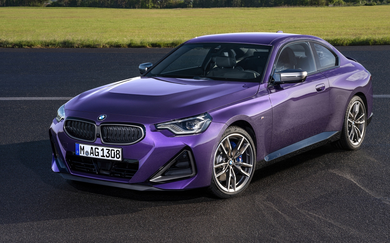 Автомобиль BMW M240i XDrive Coupé 2021 года на асфальте