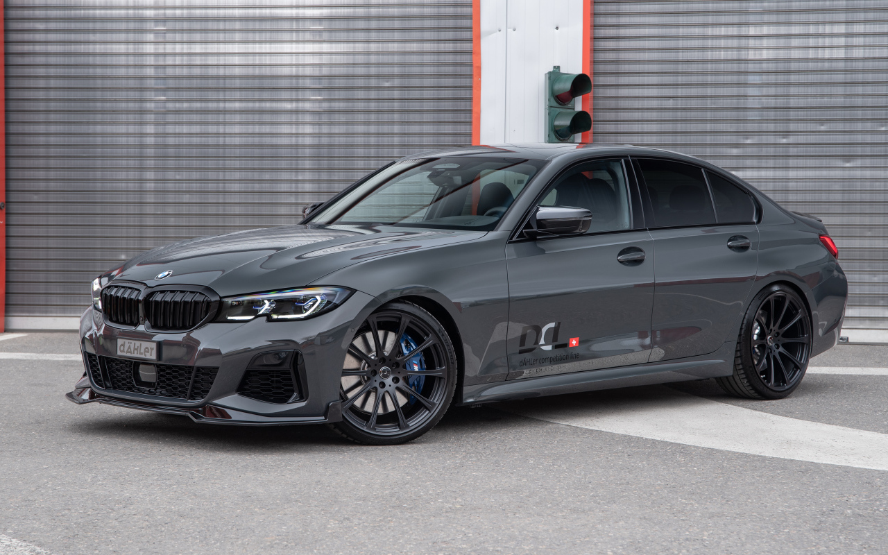 Серебристый автомобиль BMW M340i XDrive DÄHLer Competition Line 2021 года