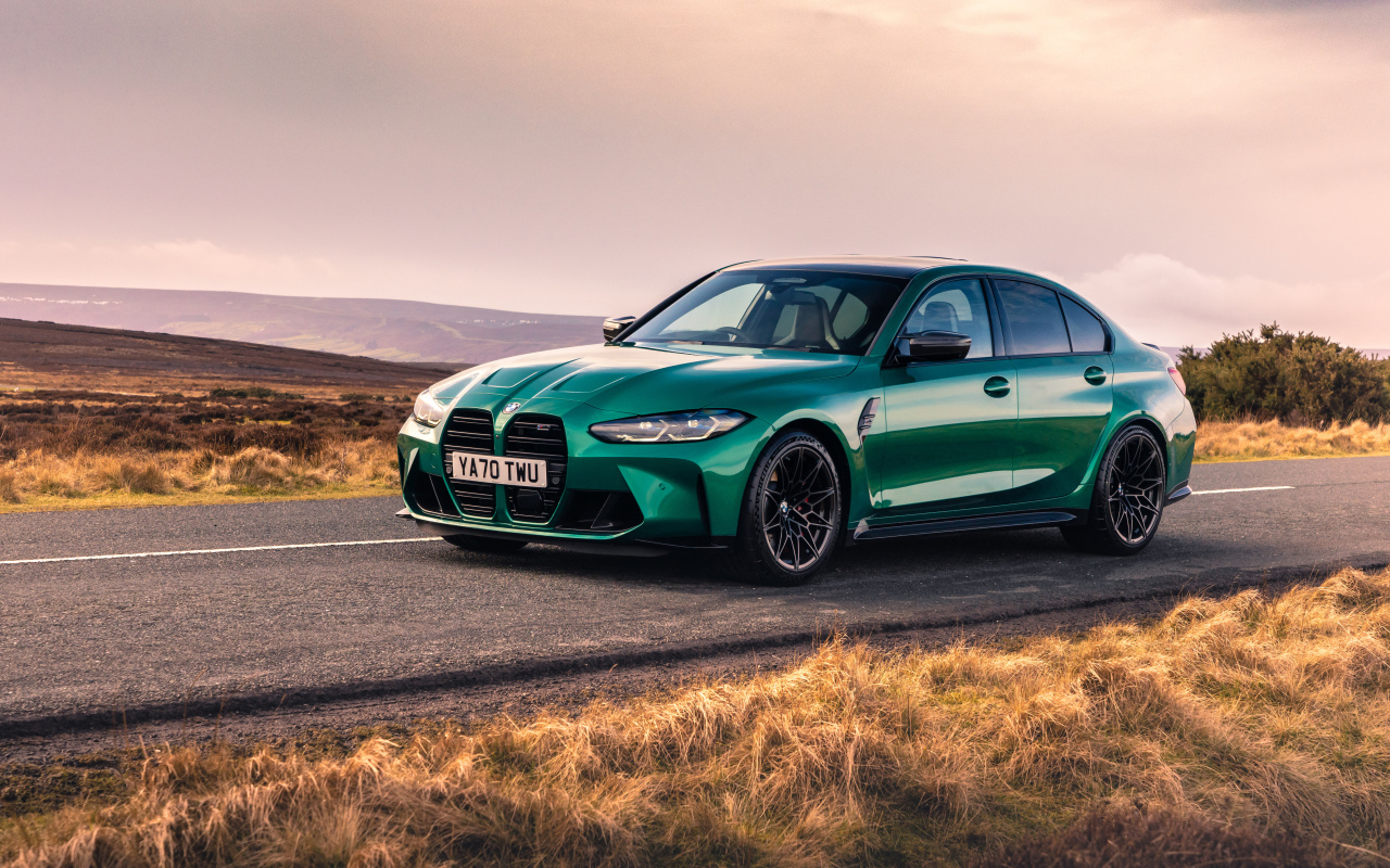 Автомобиль BMW M3 Competition 2021 года на дороге