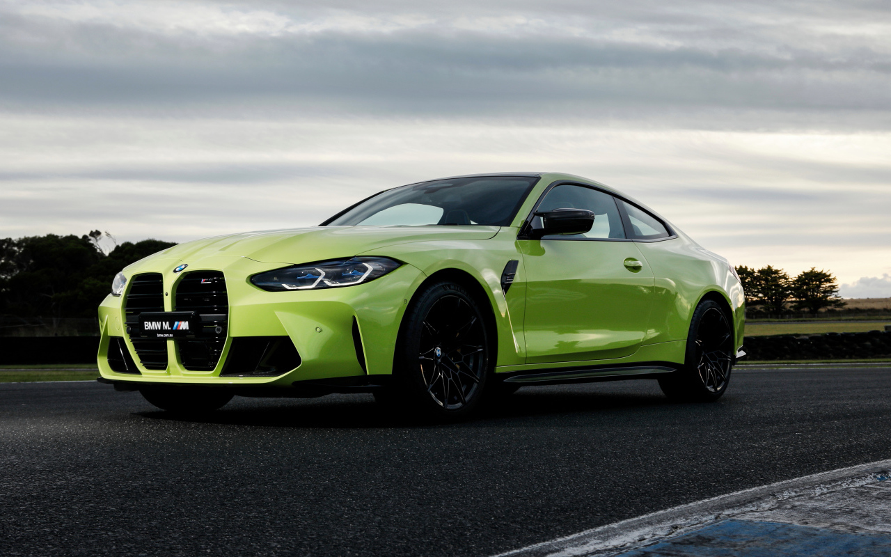 Автомобиль BMW M4 Competition 2021 года вид спереди