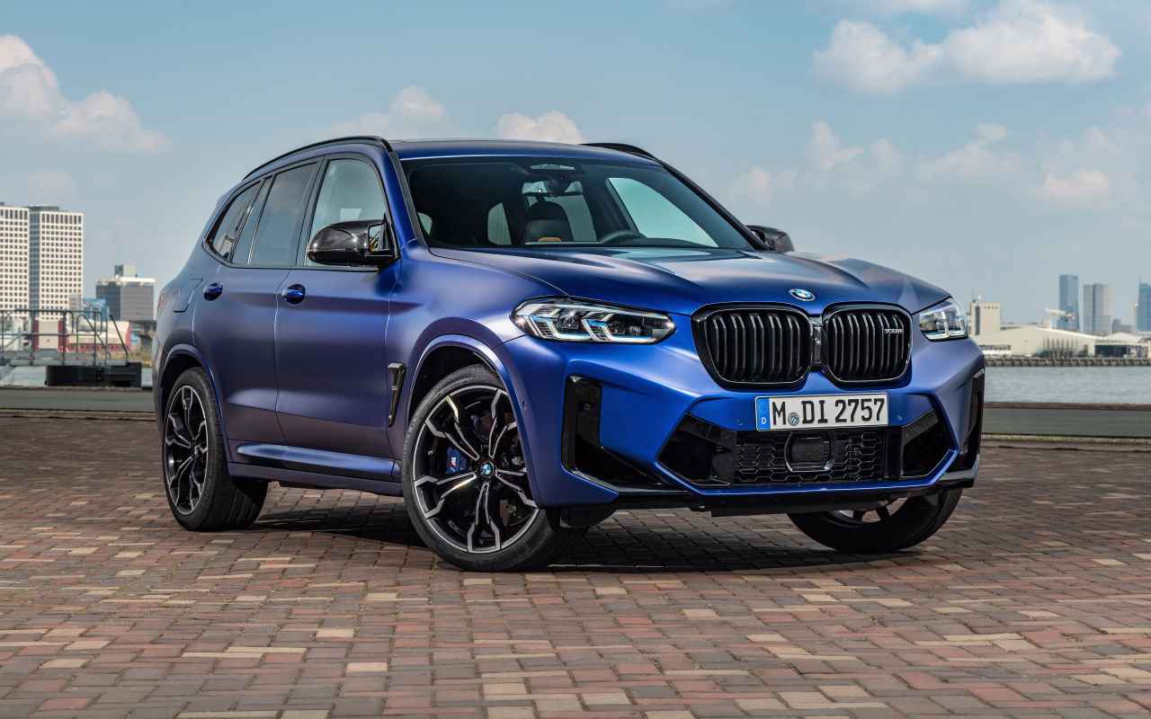 Синий автомобиль BMW X3 M Competition 2021 года