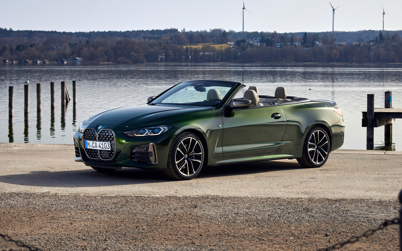 Зеленый автомобиль кабриолет  BMW M440i XDrive, 2021 года