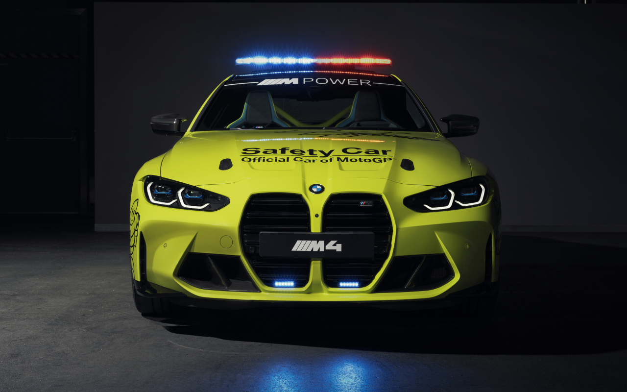 Желтый служебный автомобиль BMW M4 Competition MotoGP Safety Car 2021 года