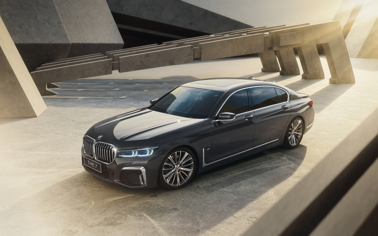 Черный автомобиль BMW 740Li M Sport Individual 2021 года 