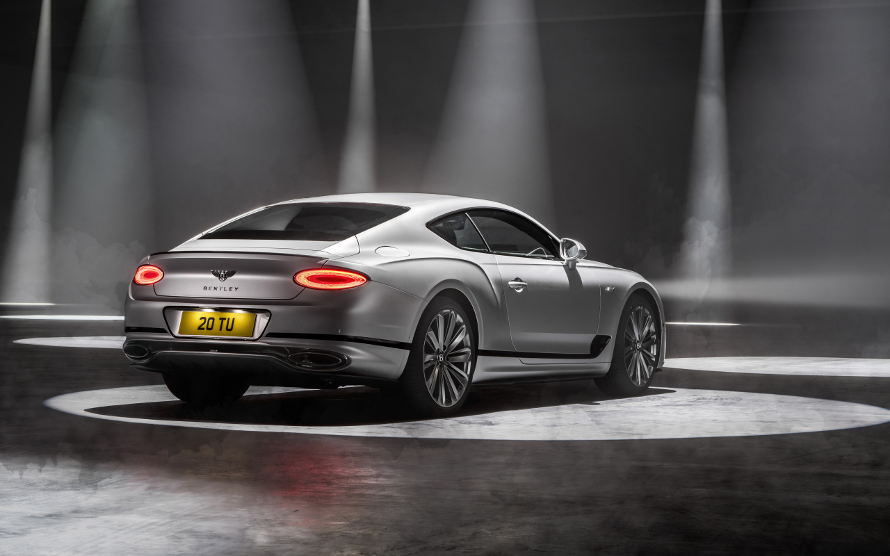Автомобиль Bentley Continental GT Speed 2021 года вид сзади на сером фоне