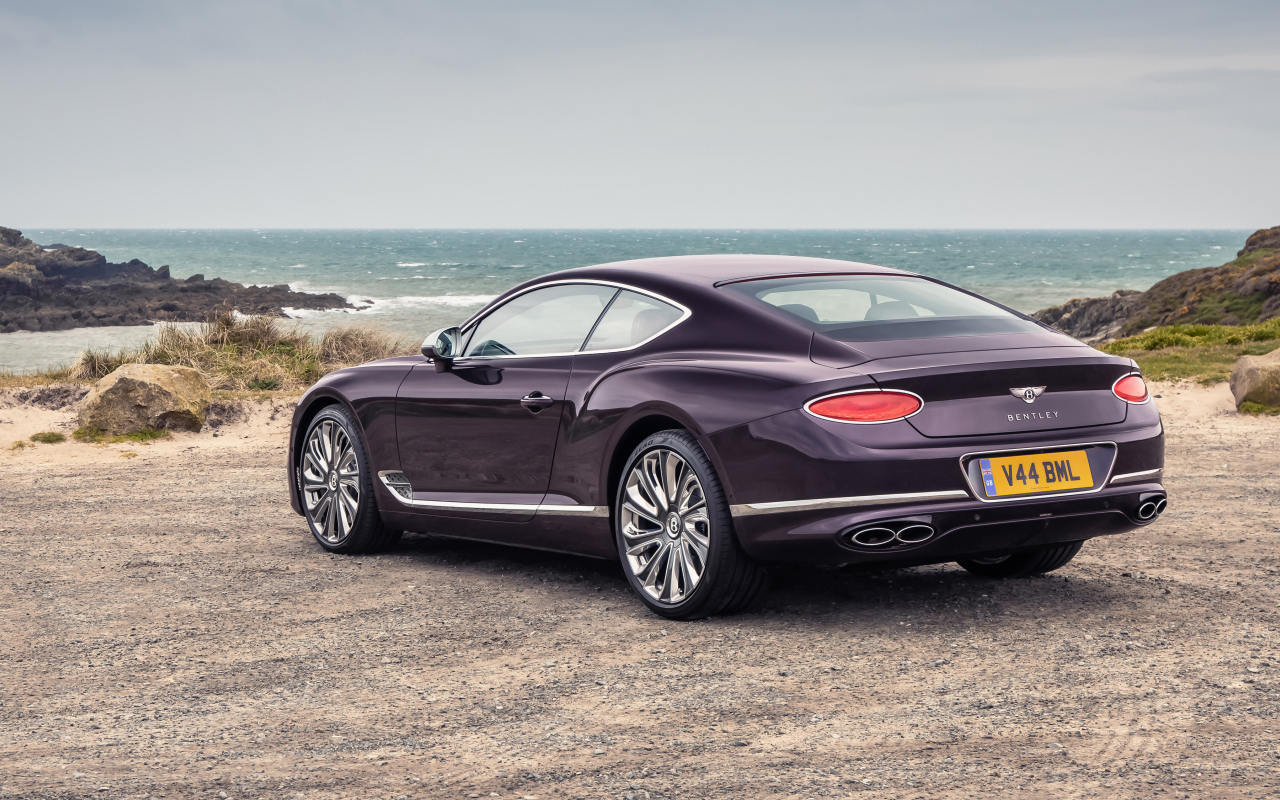 Автомобиль Bentley Continental GT Mulliner вид сзади