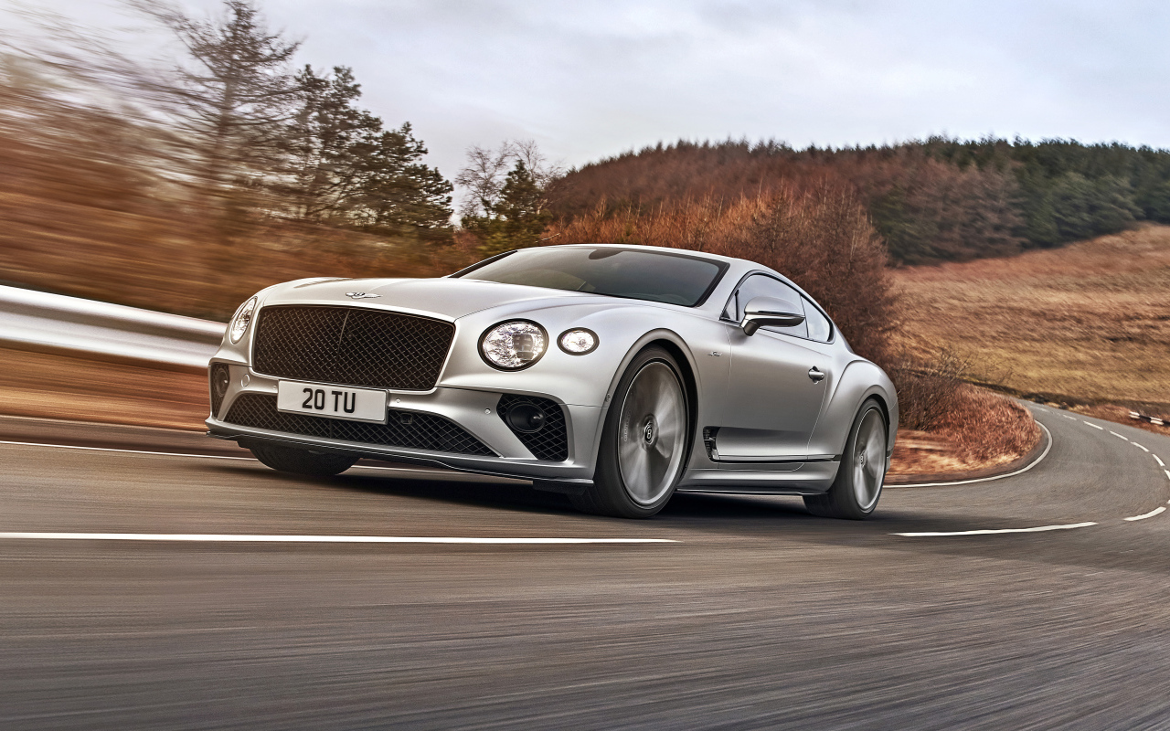 Быстрый автомобиль Bentley Continental GT Speed 2021 года на трассе
