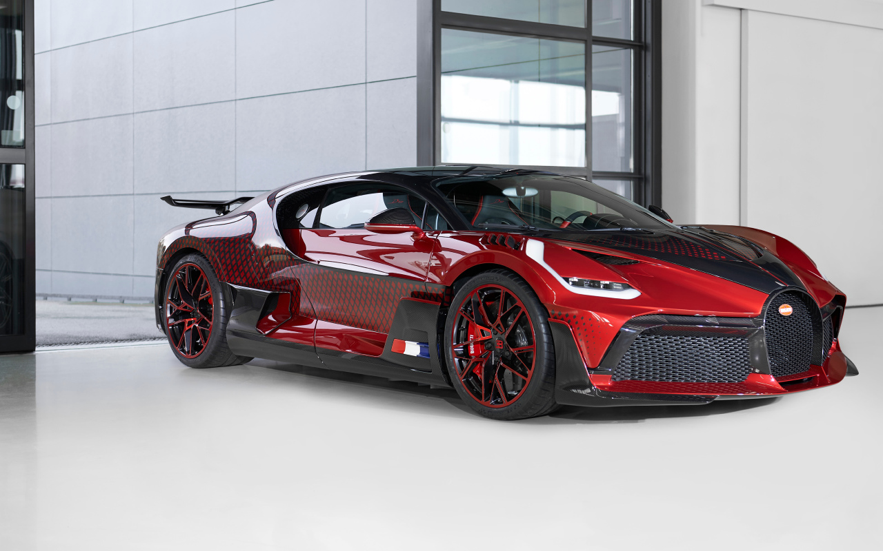 Дорогой автомобиль  Bugatti Divo Lady Bug 2021 года в гараже